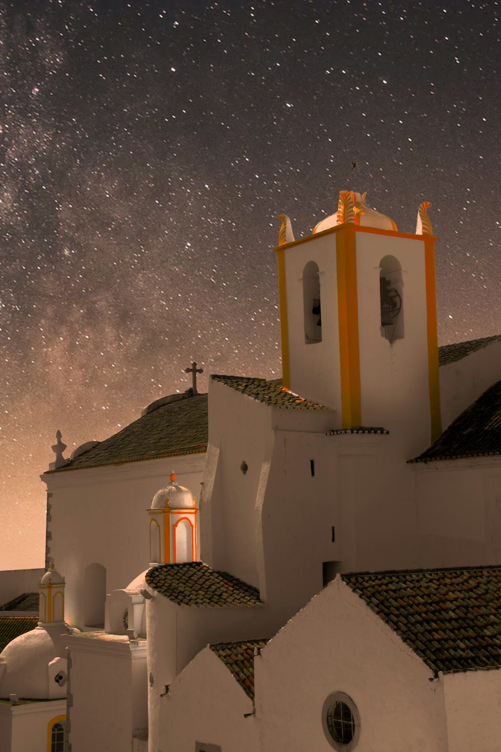 Cattedrale di cemento bianco e giallo di notte