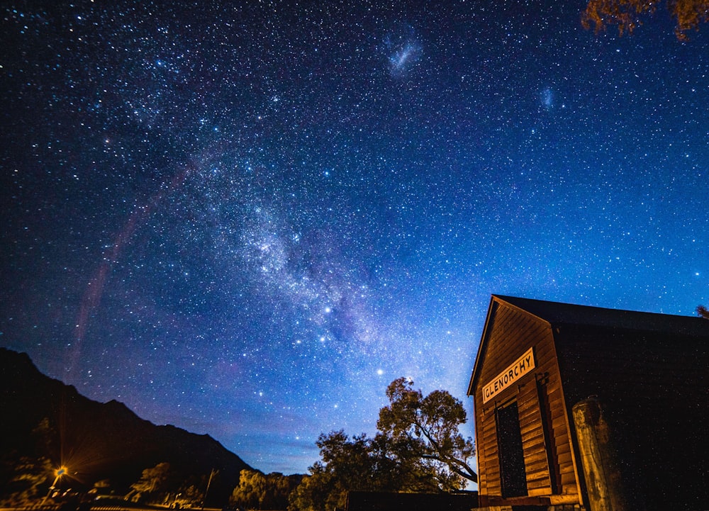 夜の茶色の家