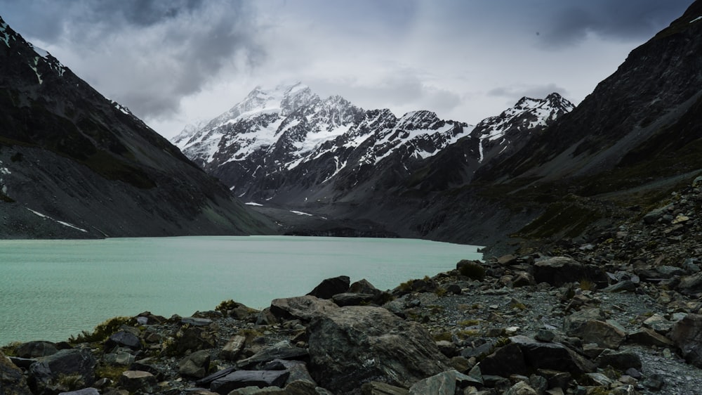fotografia de paisagem de lago e montanhas