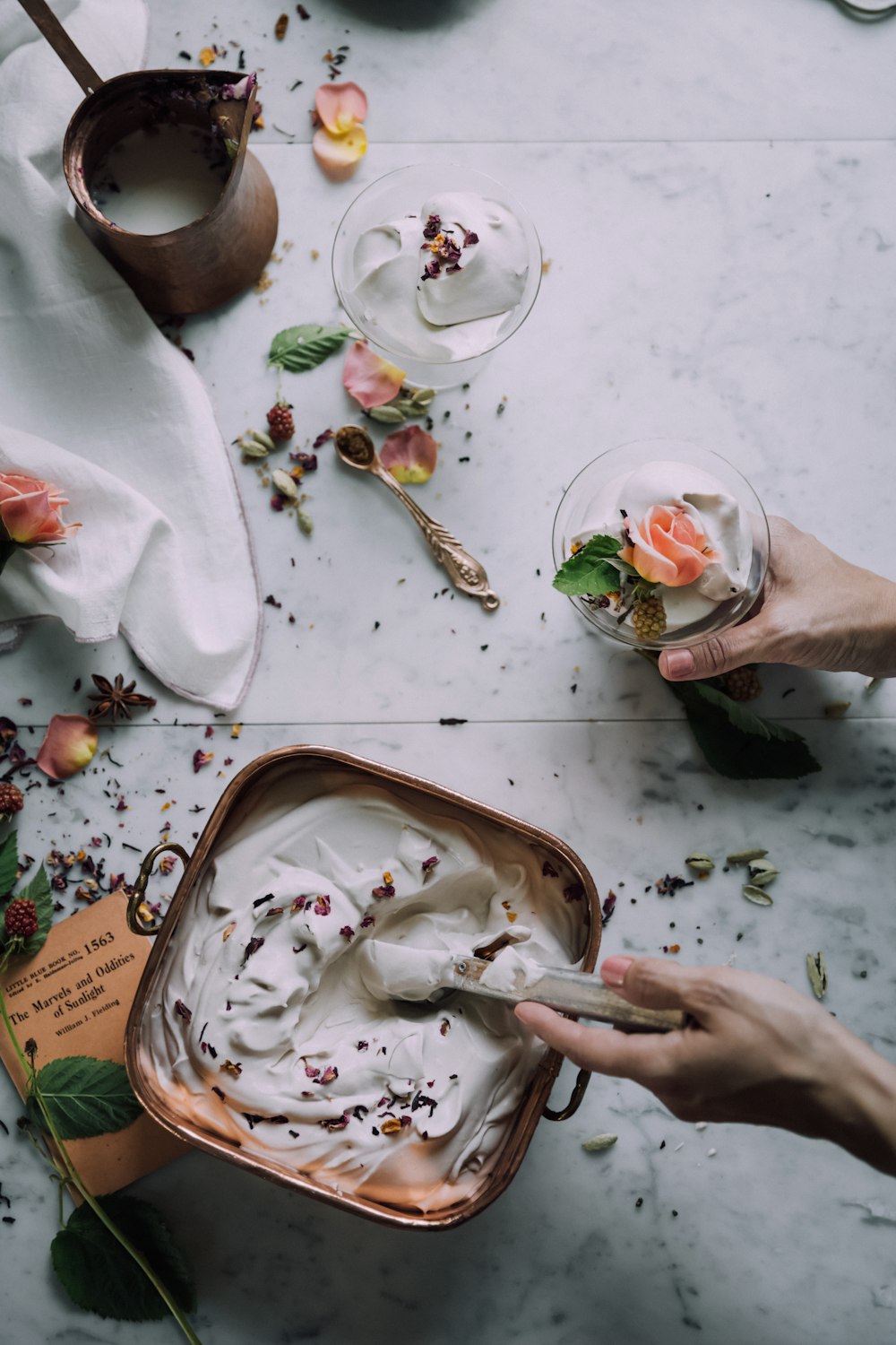 persona che raccoglie il gelato nella tazza