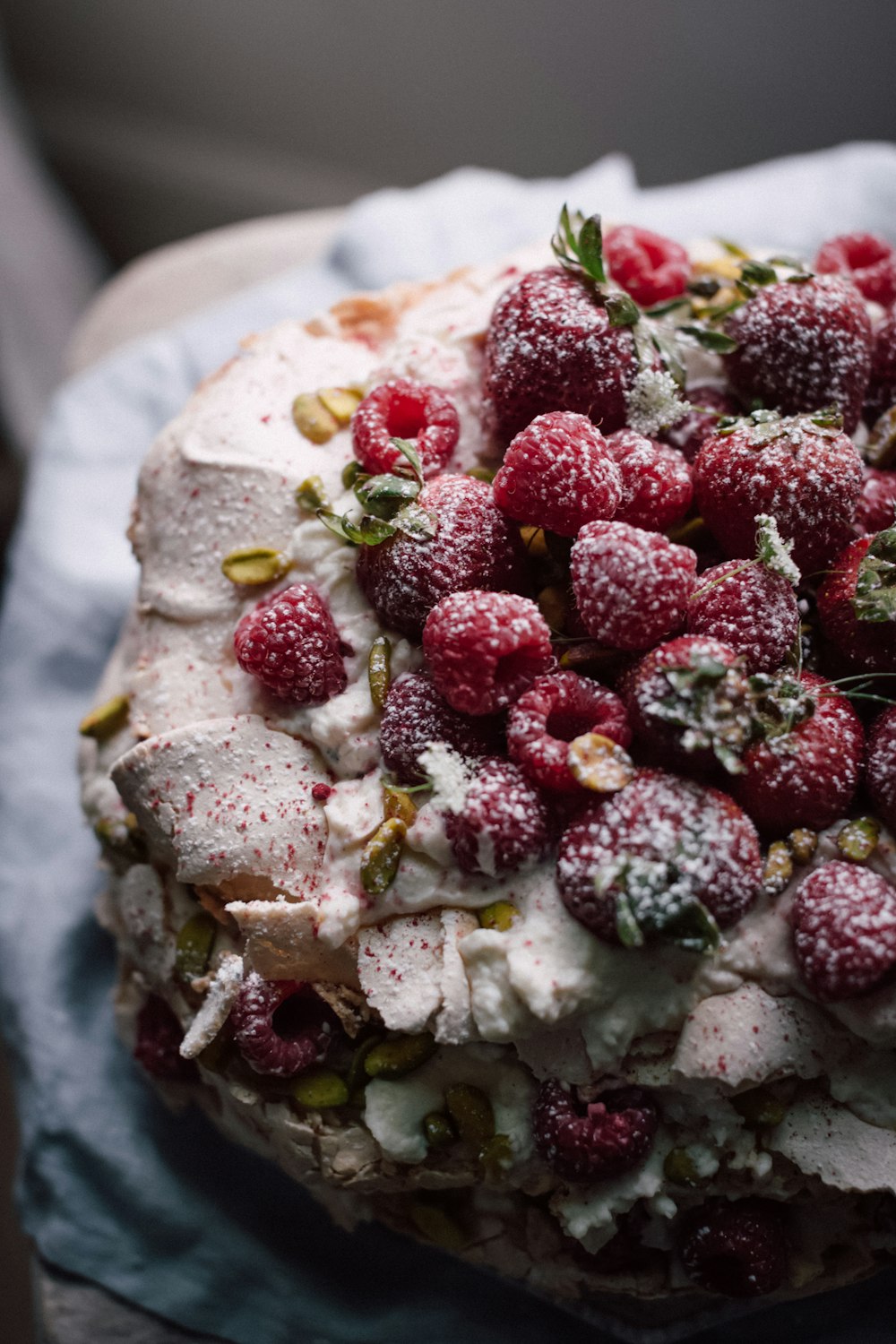 Torta con topping di fragole