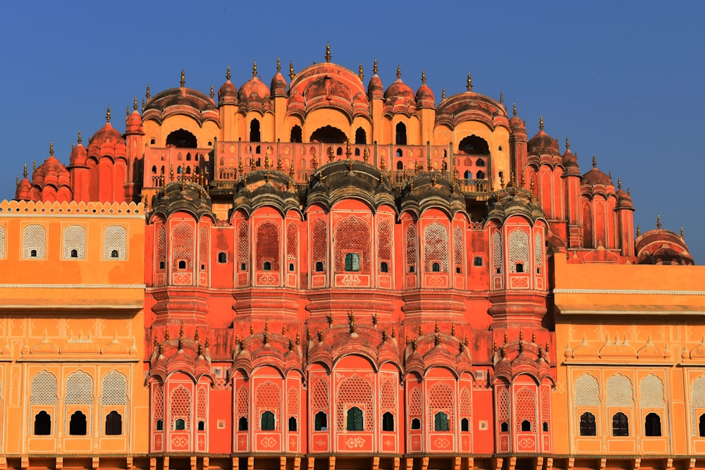 edificio in cemento rosso e arancione