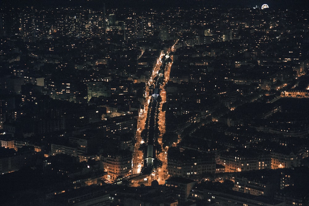 야간에 건물과 도로 조명의 항공 사진