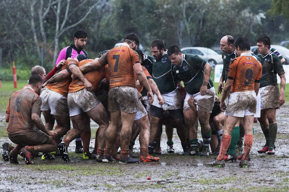 groupe de personnes jouant au football