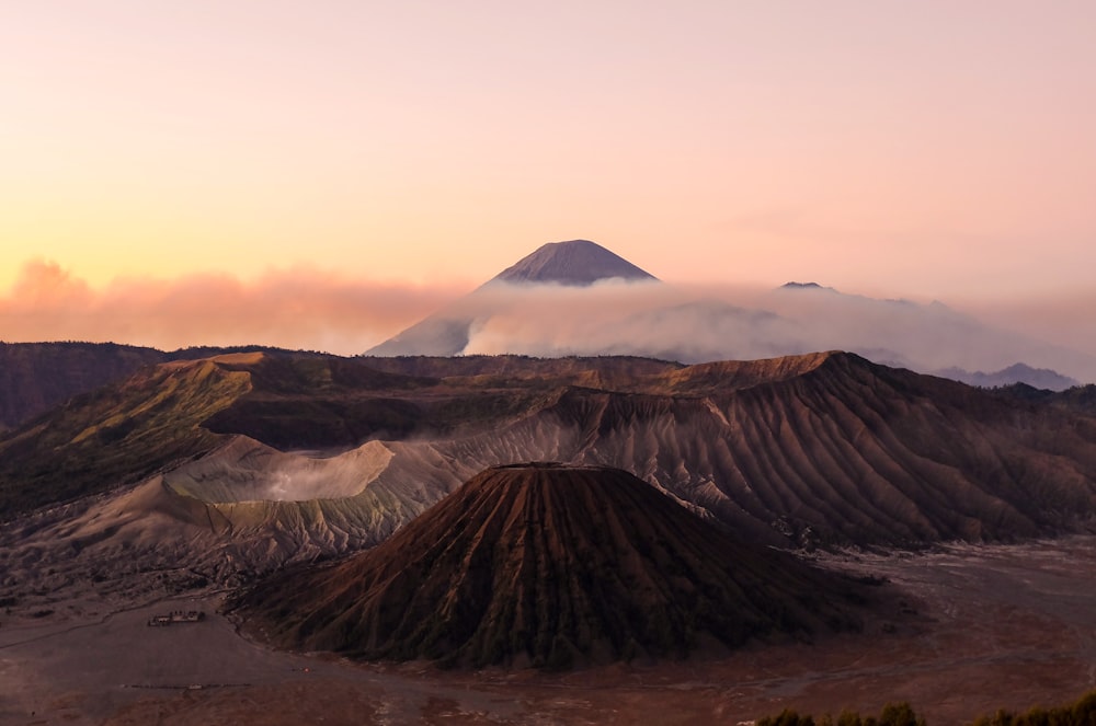 Vulcano fotografico silhouette durante l'ora d'oro