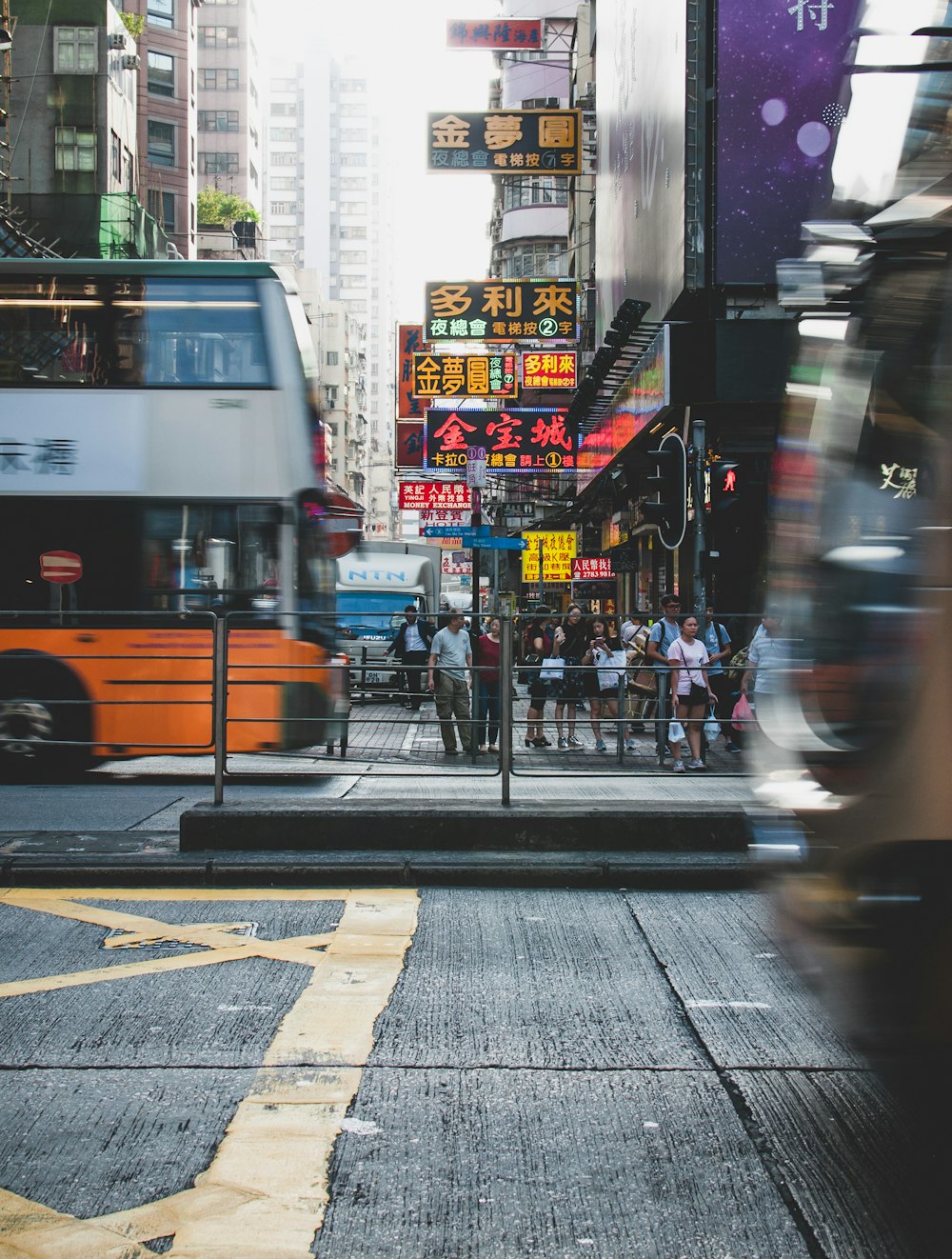 건물 근처 앞 도로에 서 있는 사람들