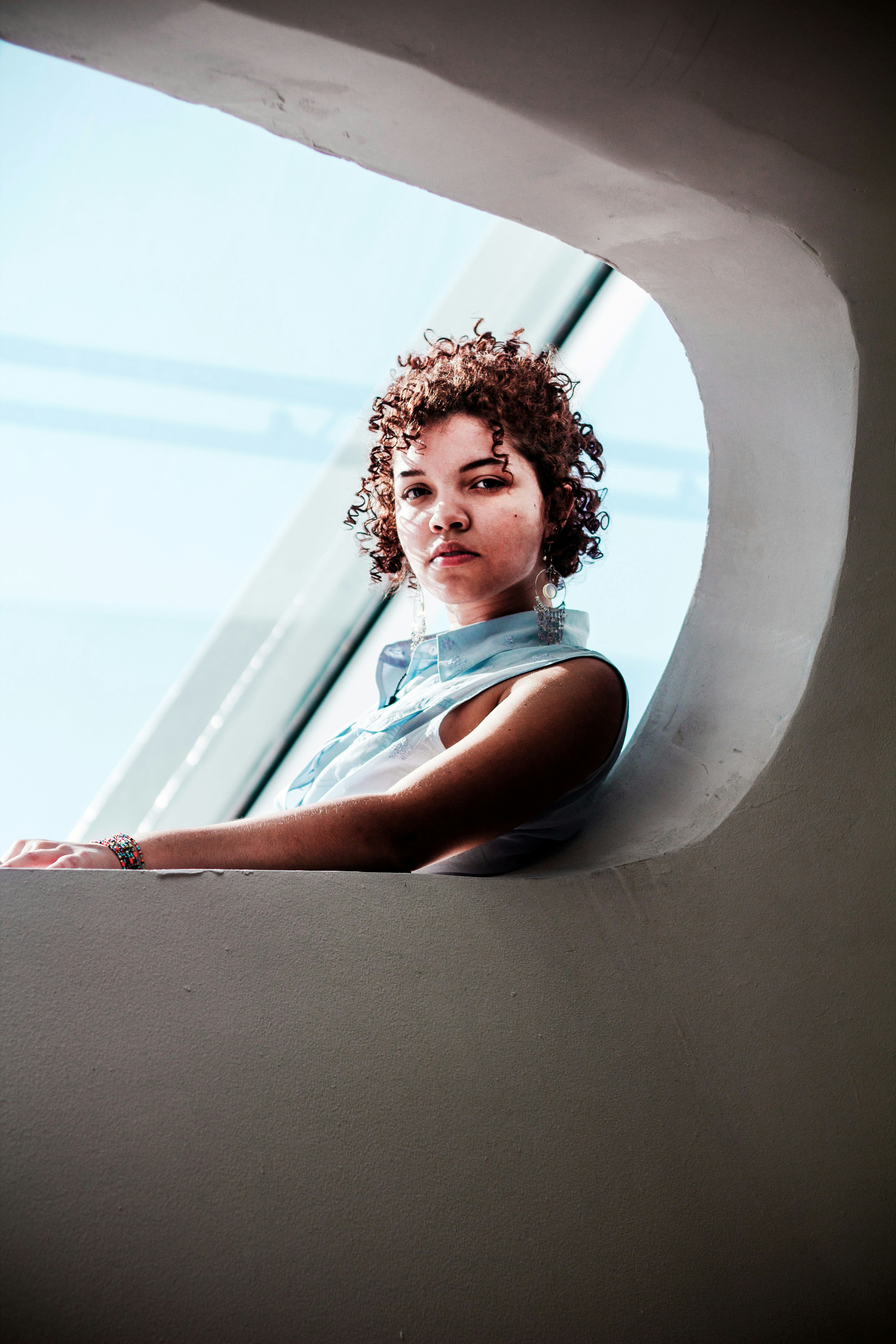 foto de closeup da mulher encostada na parede