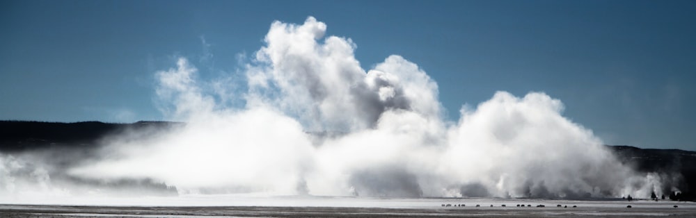 Un grande geyser che vomita acqua nell'aria