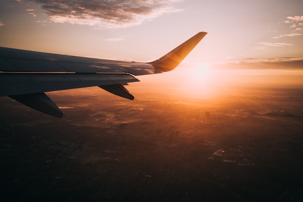 Flugzeug am Himmel während der goldenen Stunde