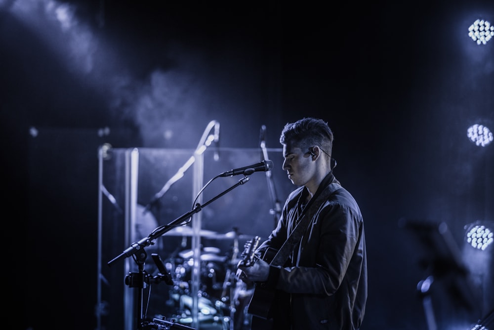 uomo che suona la chitarra