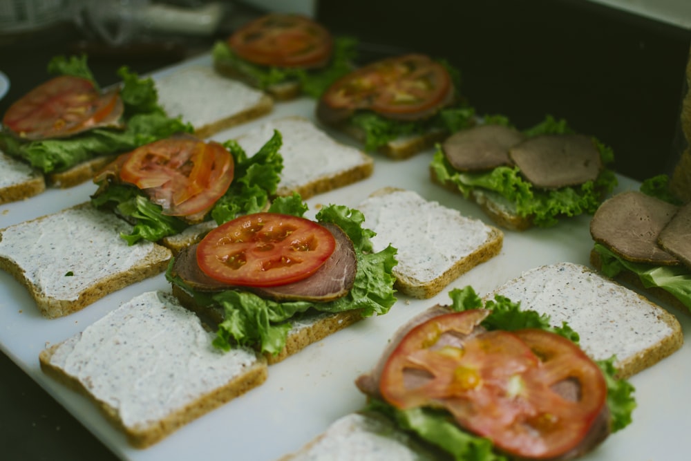 Tomatenscheiben, Salat, dazu Patty-Sandwiches