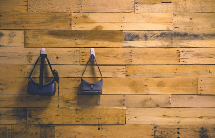 Due visori appesi di un muro di assi di legno chiare nel mondo dell'education