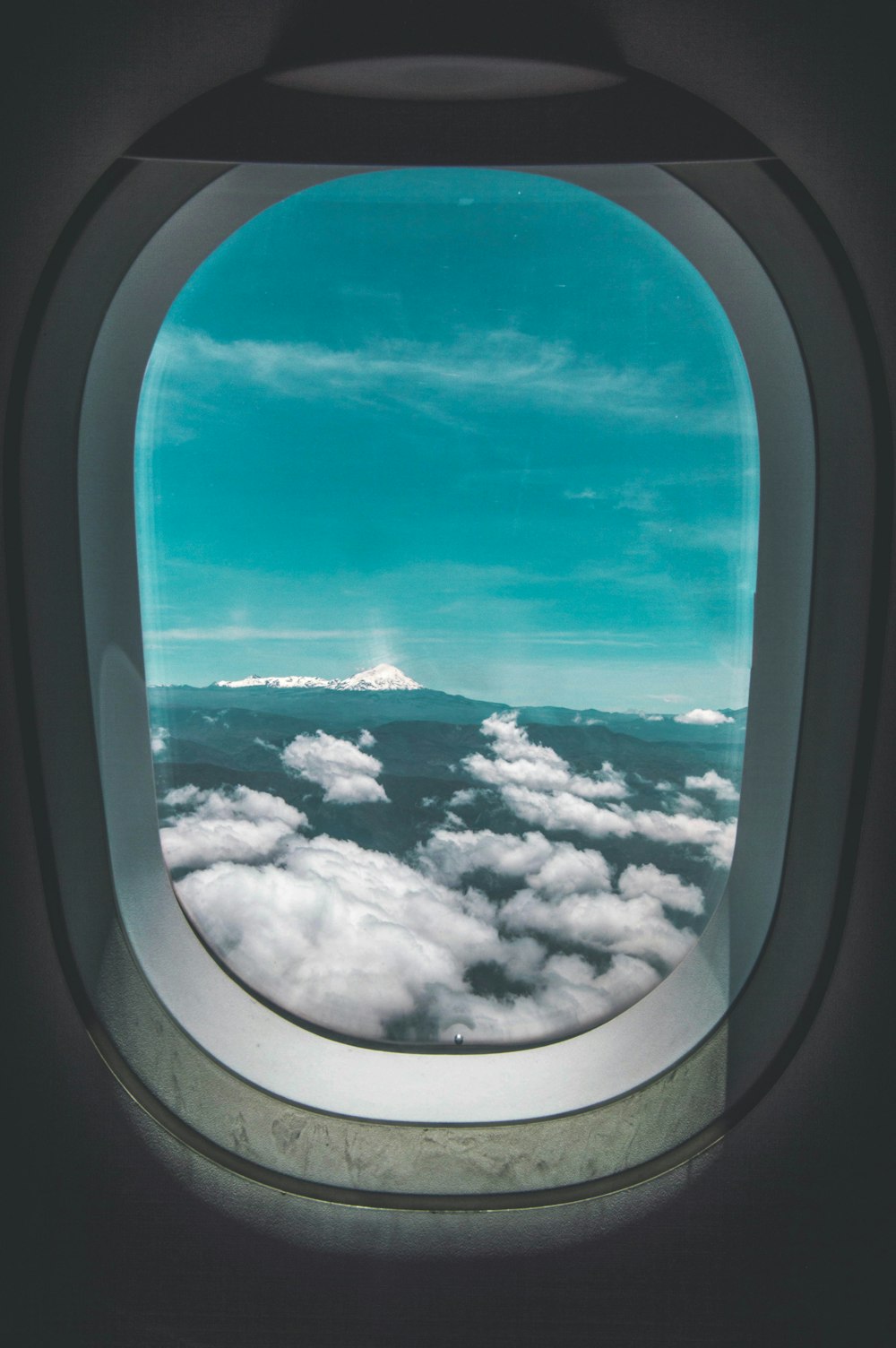 日中の飛行機の窓