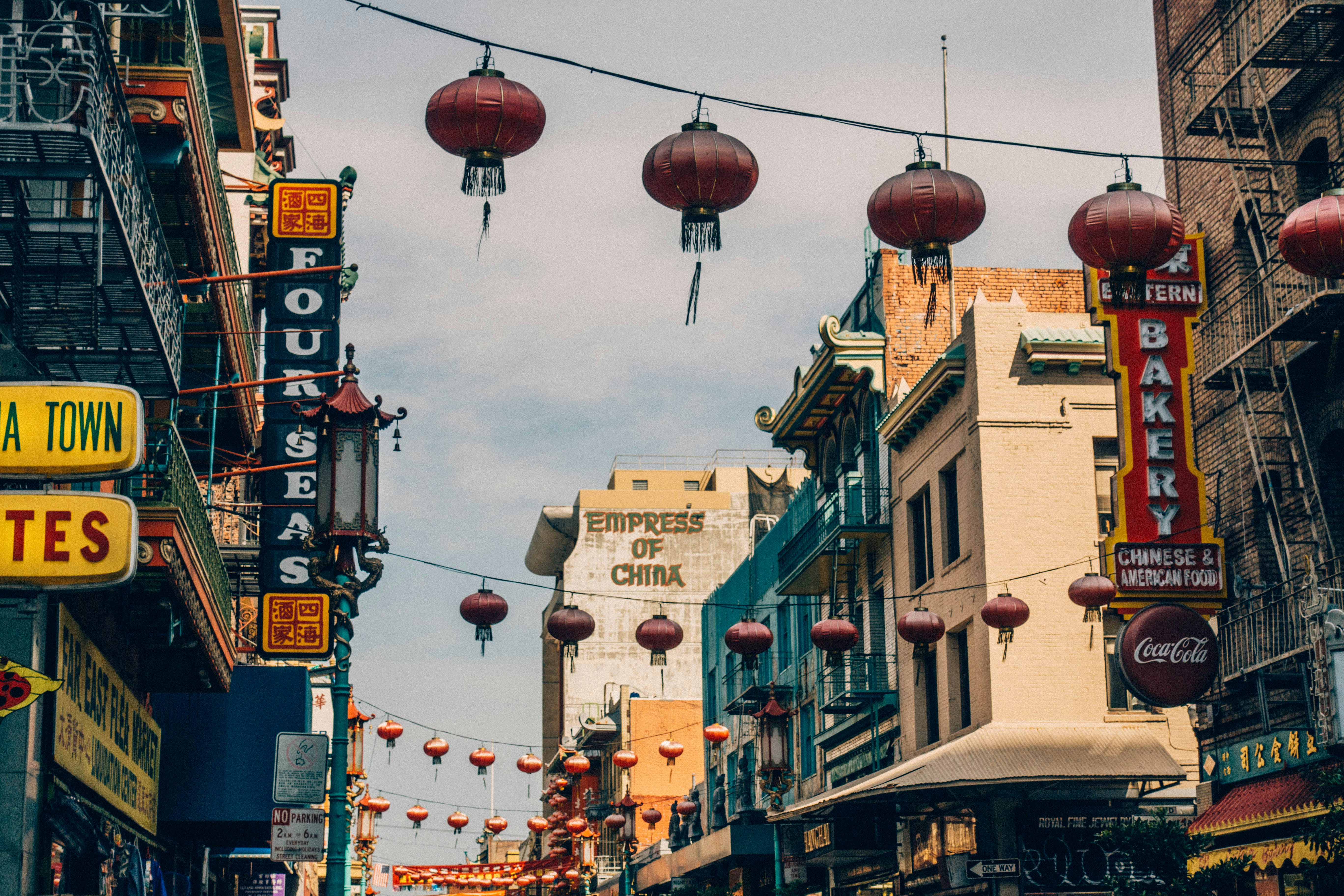 Sunday Links: Foot Traffic in Chinatown Continues To Trudge Along