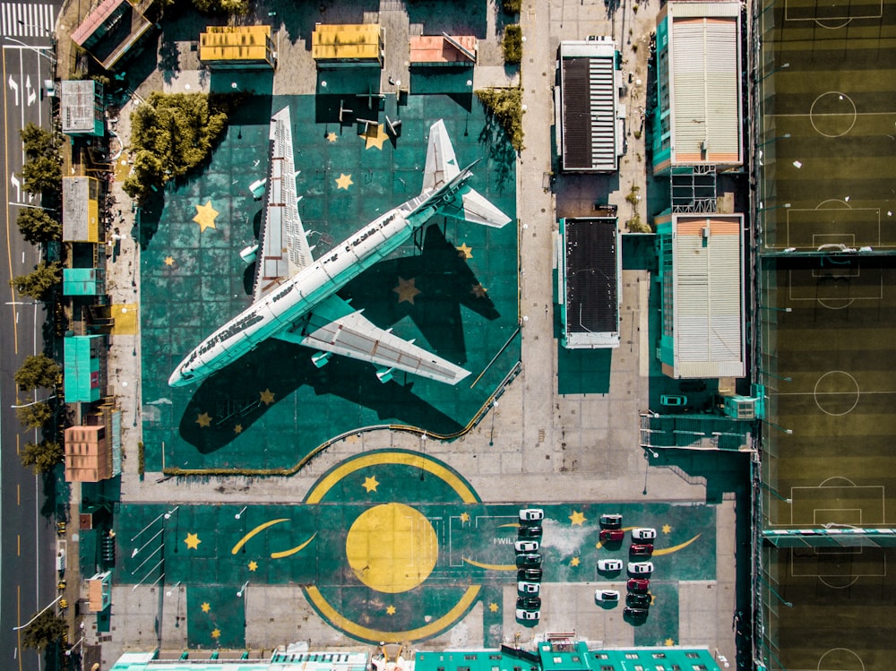 Veduta aerea dell'aeroplano bianco sull'aeroporto