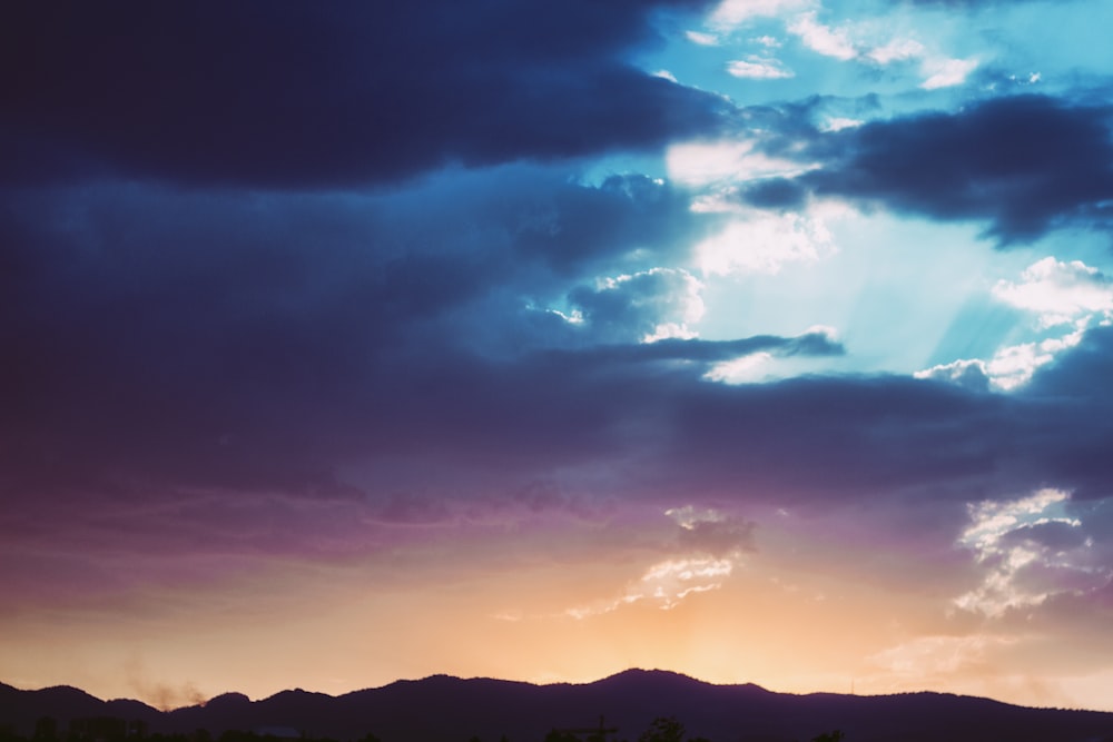 夕暮れ時の山と雲