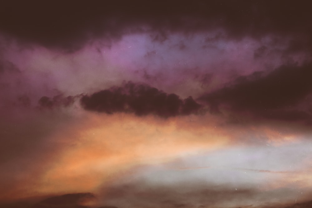 Nuages gris pendant l’heure dorée