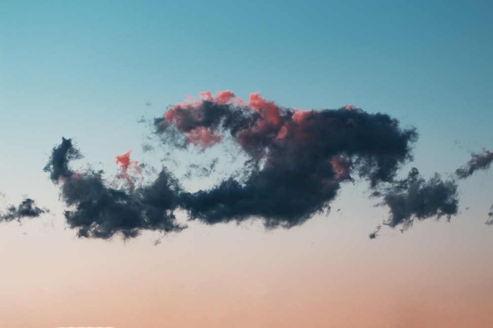 nubes negras y rojas