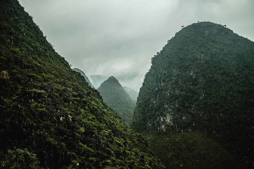 Montanhas verdes sob nuvens cinzentas