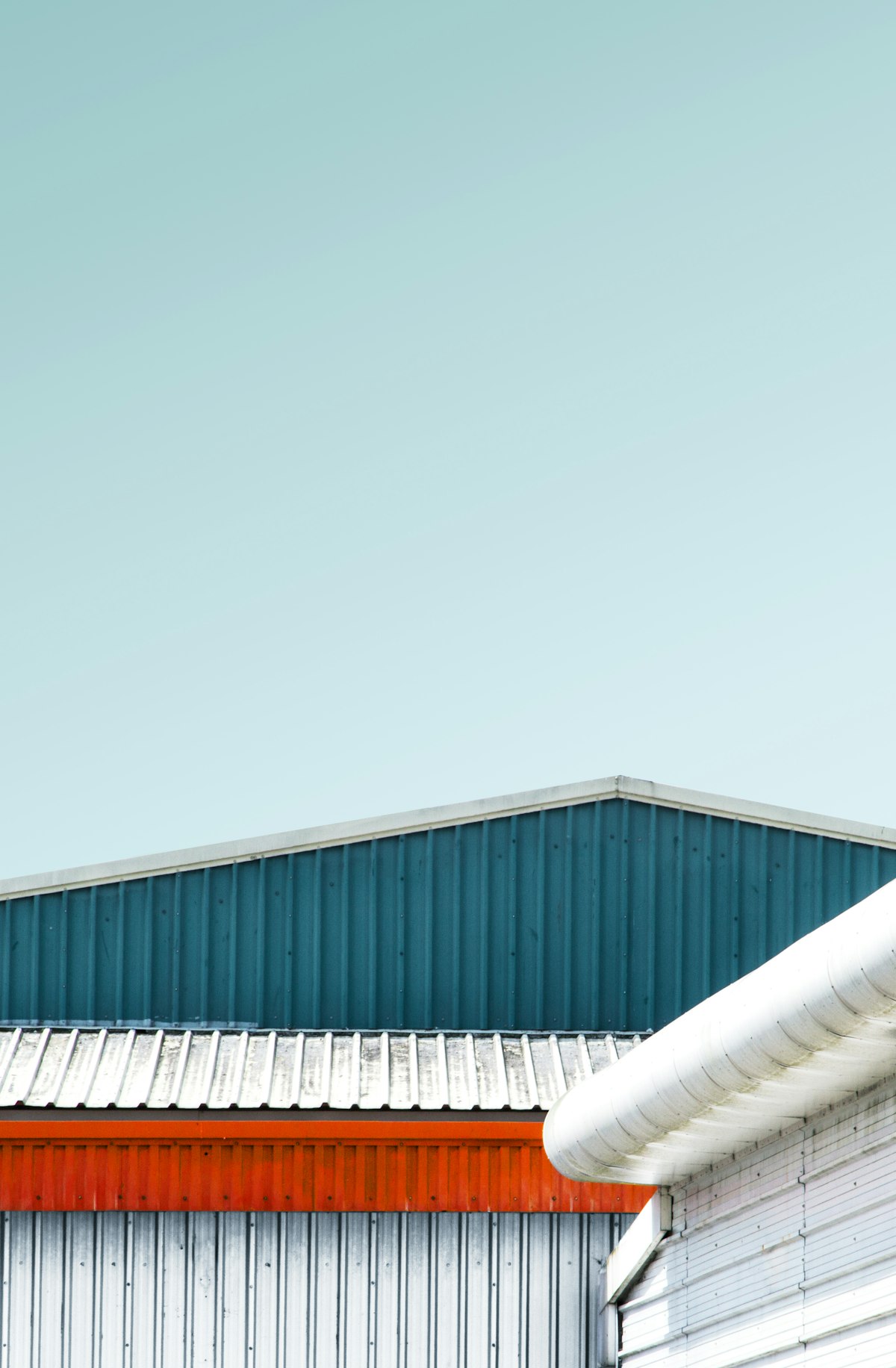 Hangar agricole avec charpente et bardage métallique, vue extérieure