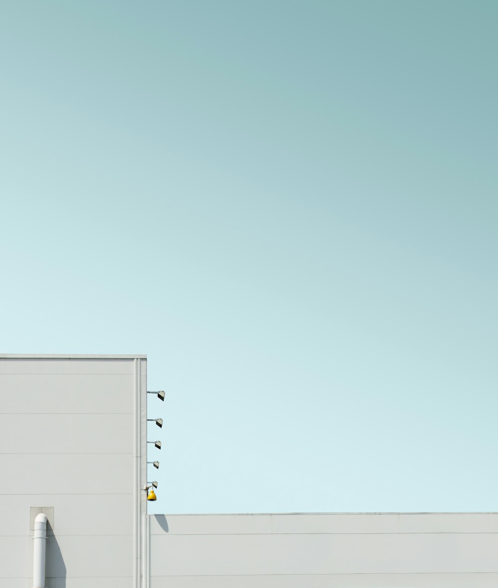 Edificio de hormigón blanco bajo cielo azul