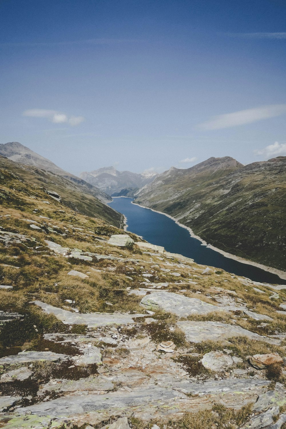 fotografia de paisagem do rio perto das montanhas