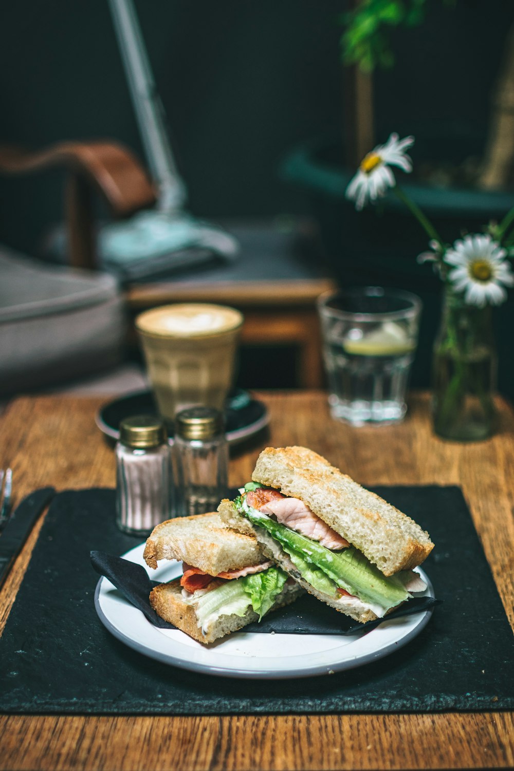 Schinkensandwich auf weißem Keramikteller