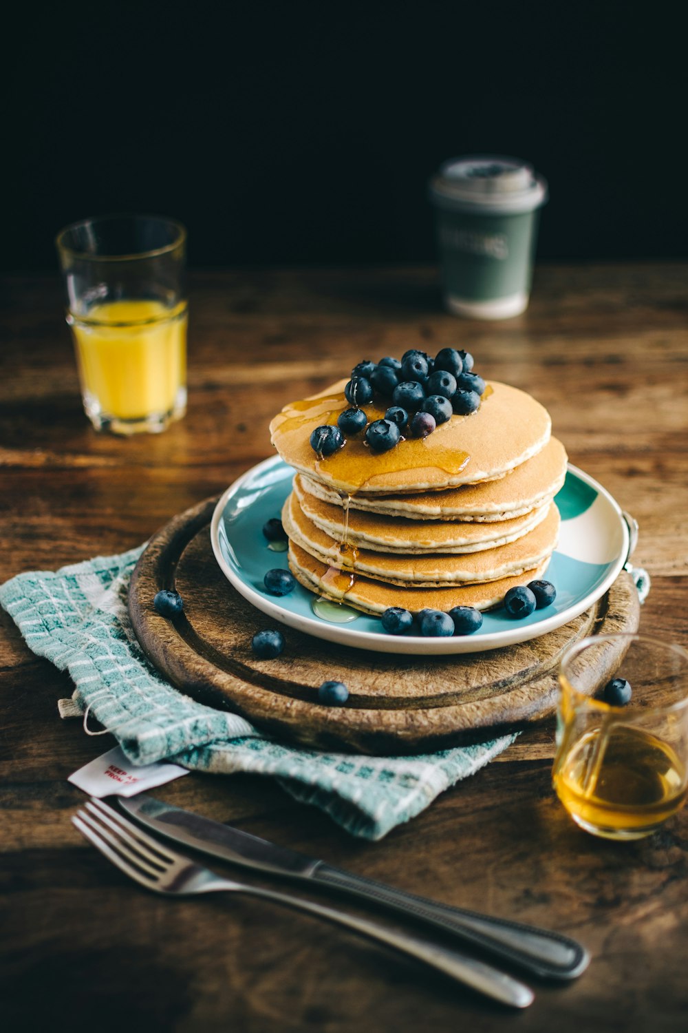 blau-weißer Keramikteller mit Pfannkuchen