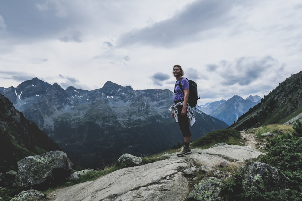 Homme sur la montagne de la falaise