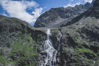 A panoramic view of Zacatlán’s famous waterfalls surrounded by lush forest and clear blue sky.