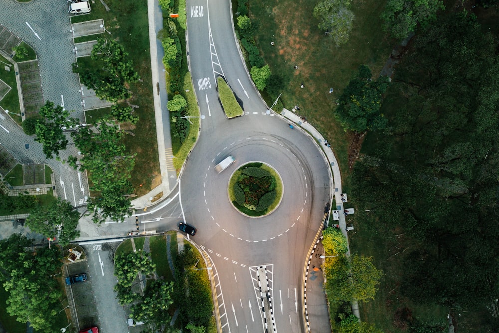 日中の道路の航空写真