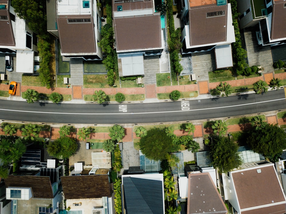 Foto aérea de casas de tejado marrón
