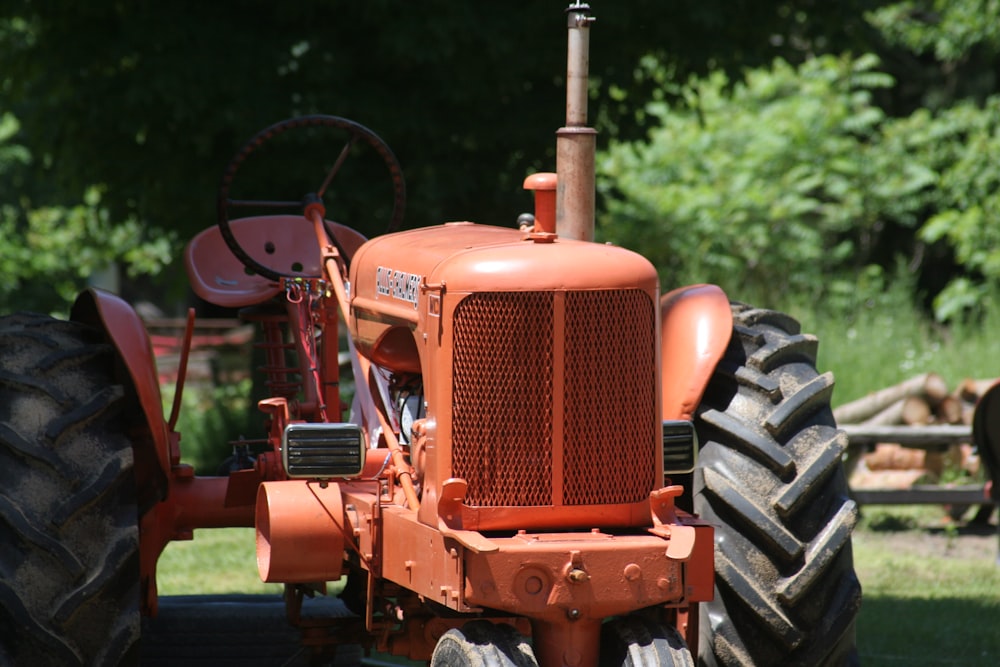 Tractor marrón en campo de hierba verde durante el día