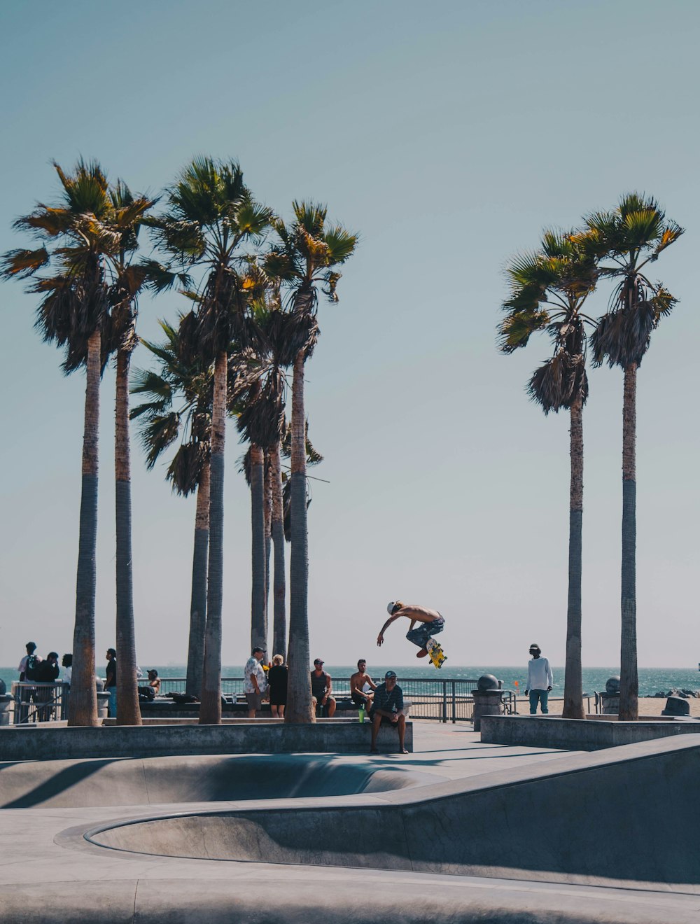 Foto eines Mannes, der auf einer Rampe skateboard fährt