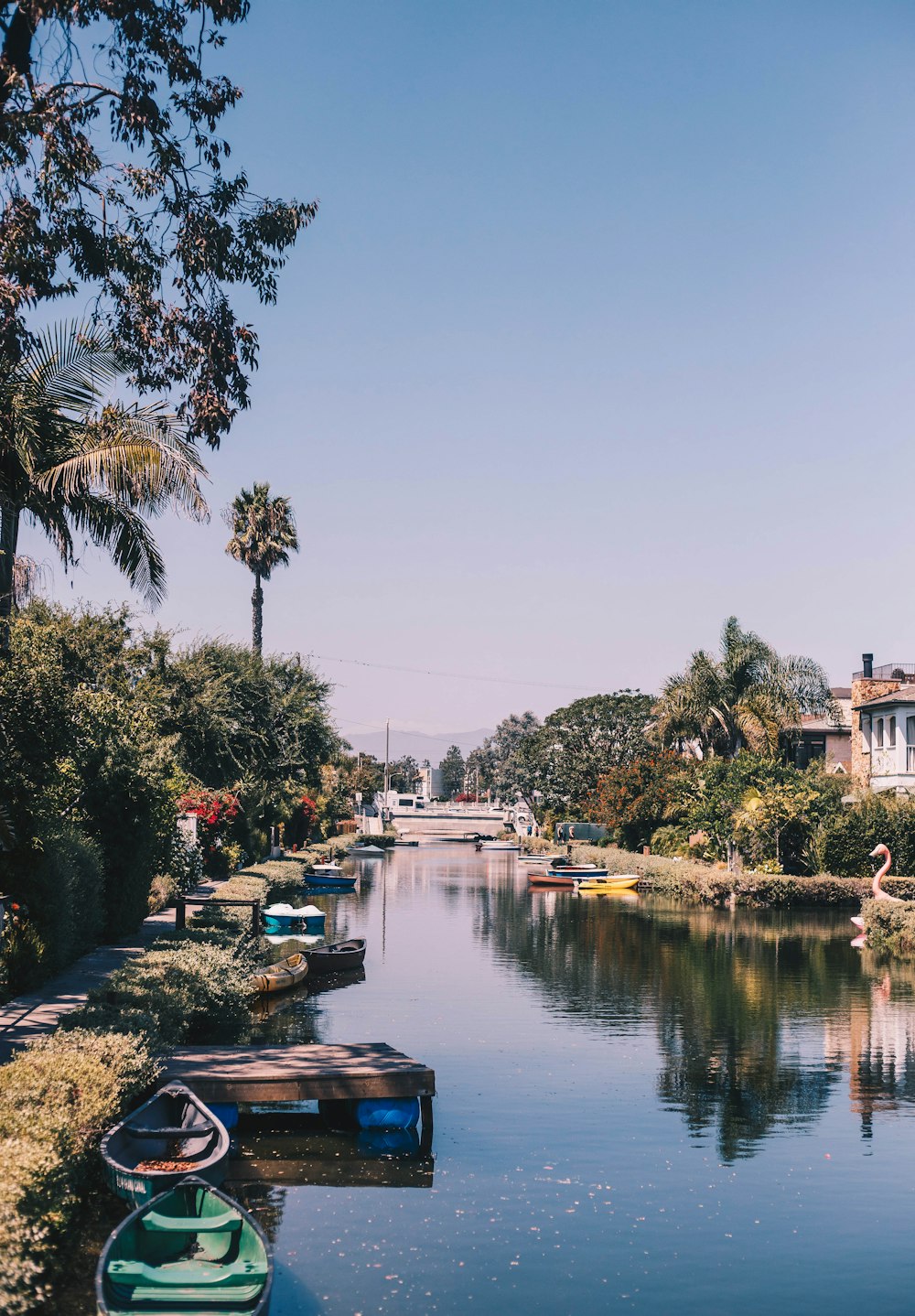 rivière au milieu de la ville pendant la journée