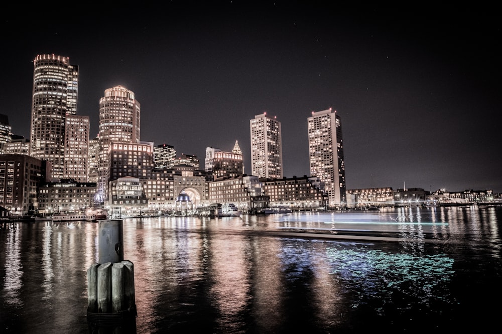 Bâtiments de la ville pendant la nuit