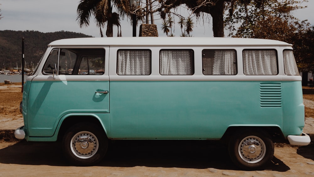 shallow focus photography blue and gray bus