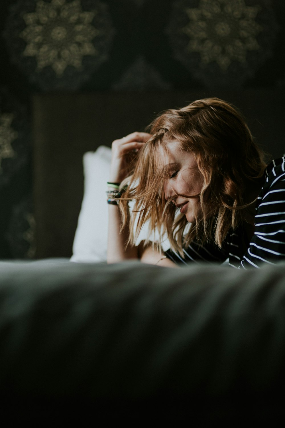 femme couchée sur le lit