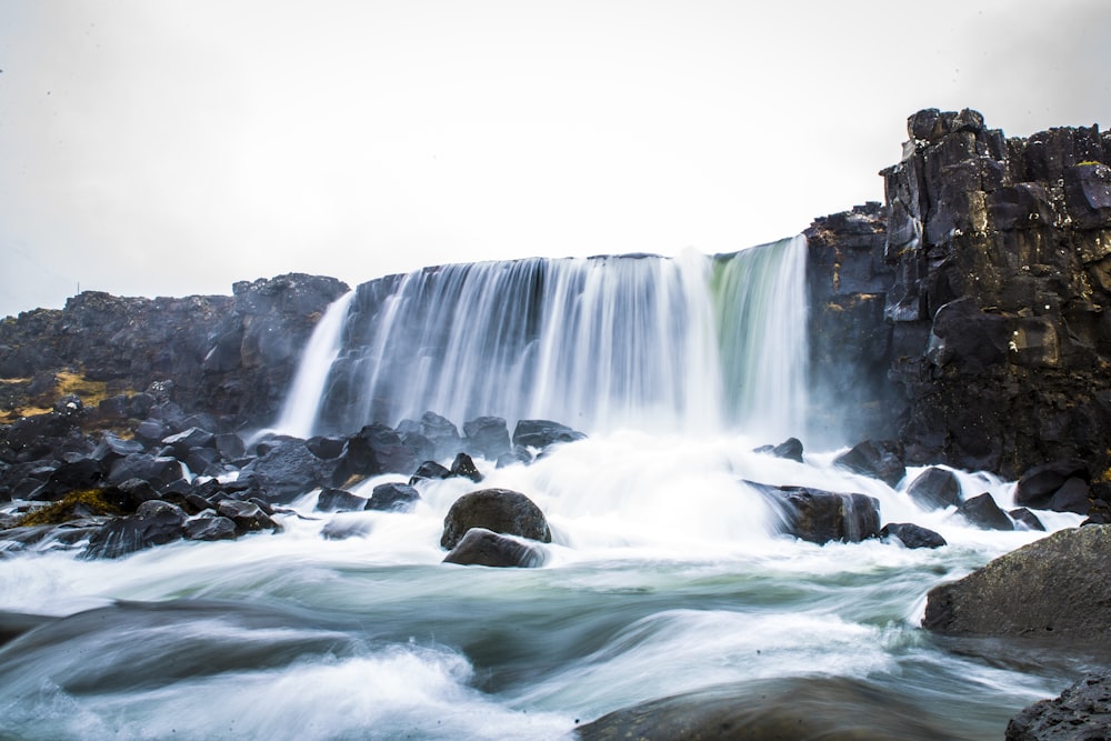 Formation rocheuse brune avec chutes d’eau