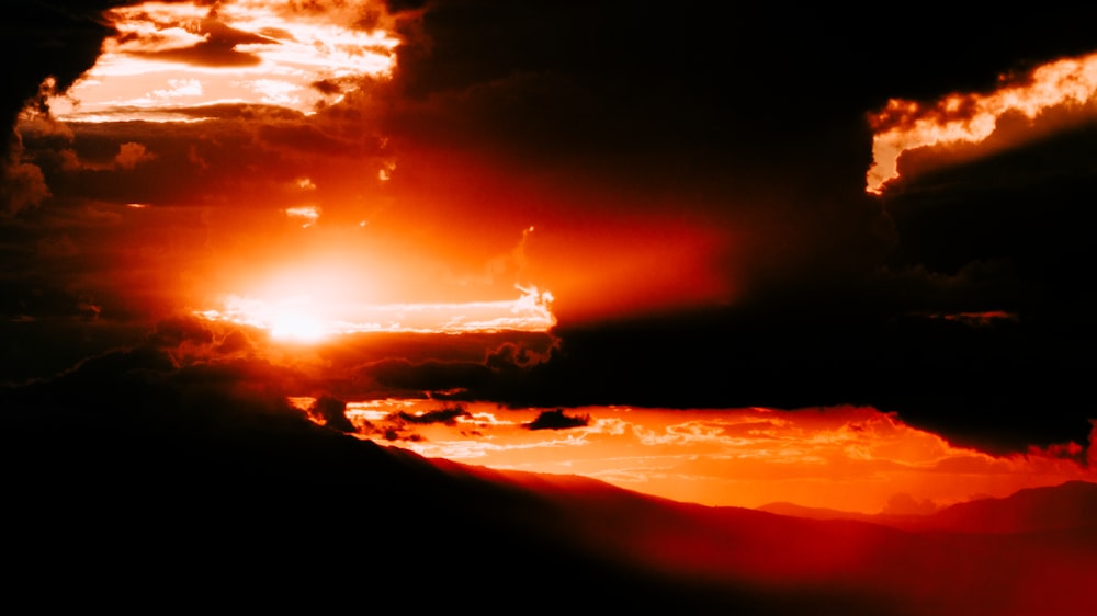 Foto de silueta de montañas durante la hora dorada