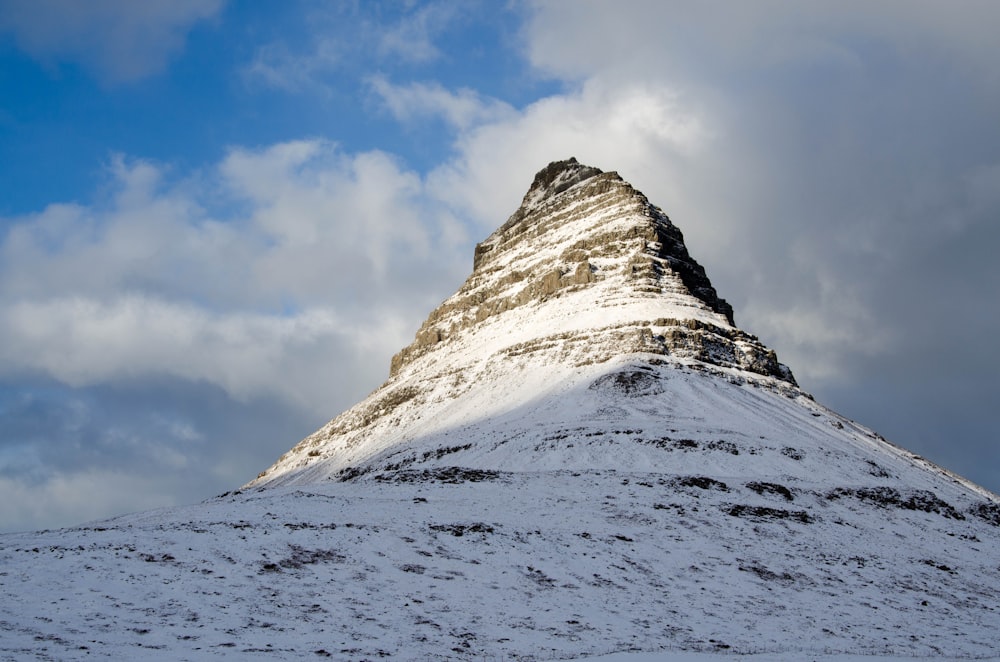 Photographie de vue de l’œil du ver de la montagne enneigée