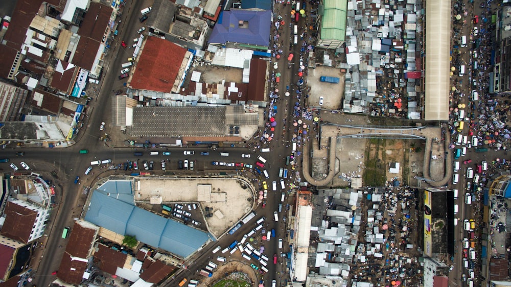 Photographie de vue aérienne d’un véhicule en ville
