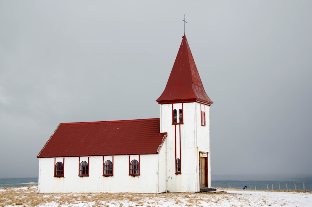 Chapelle près de l’océan sous les nuages gris