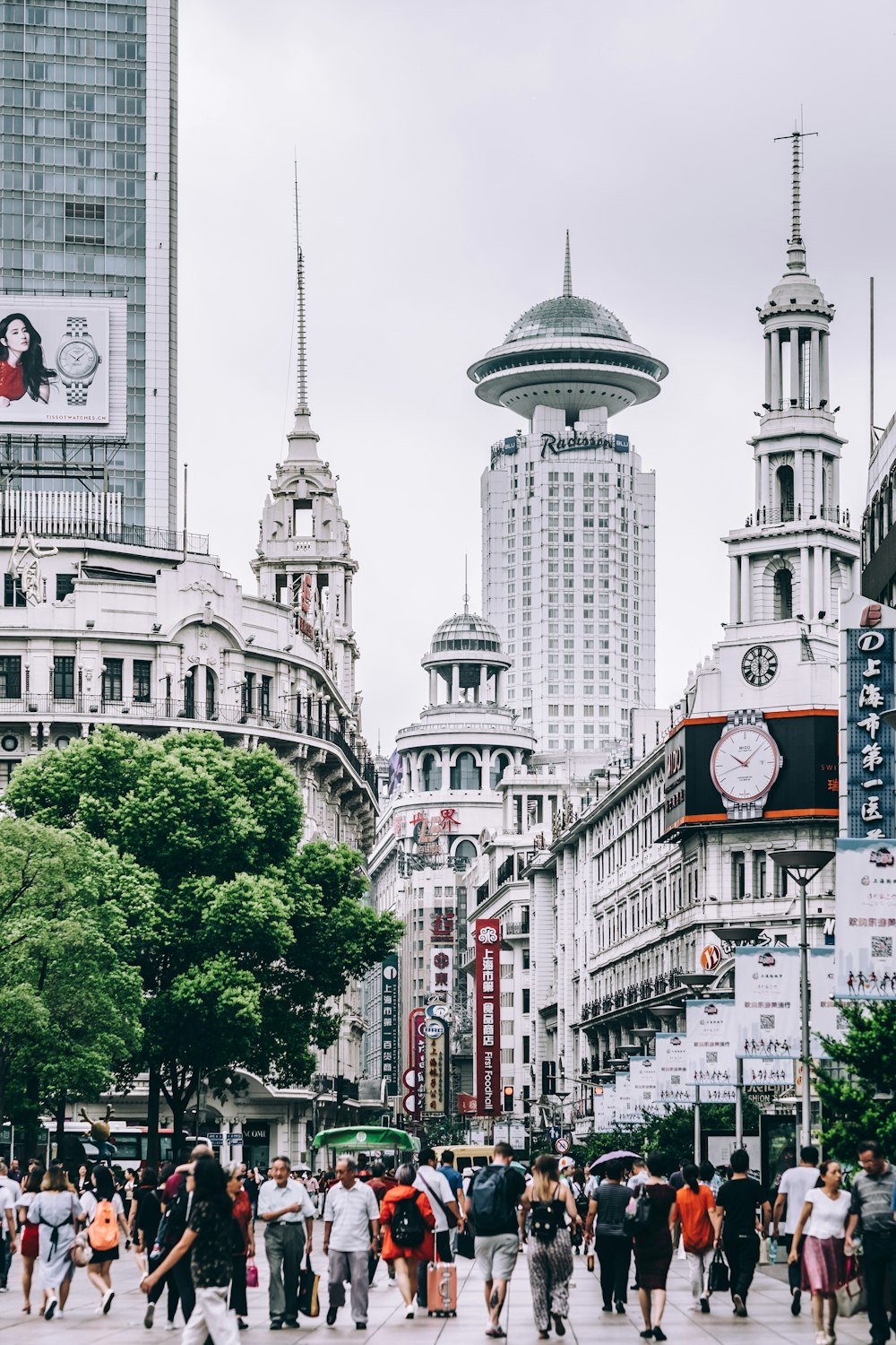 Gente parada cerca de la torre de hormigón gris