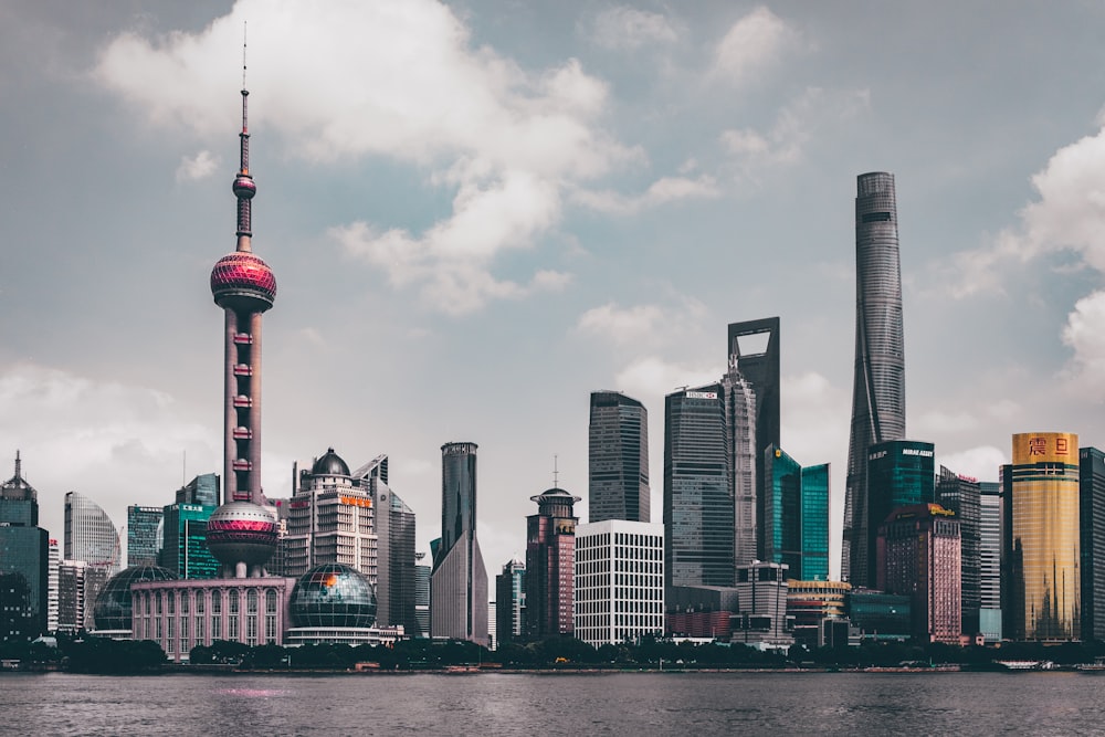 Torre de la Perla Oriental en Shanghái durante el día