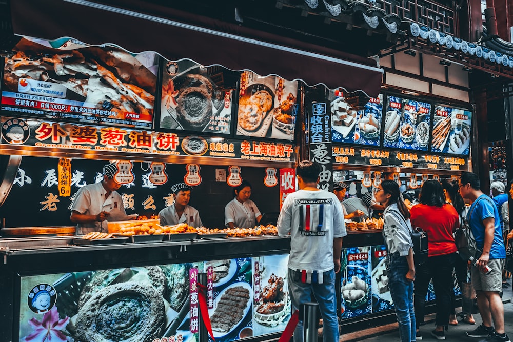 grupo de pessoas comprando comida em barraca de comida