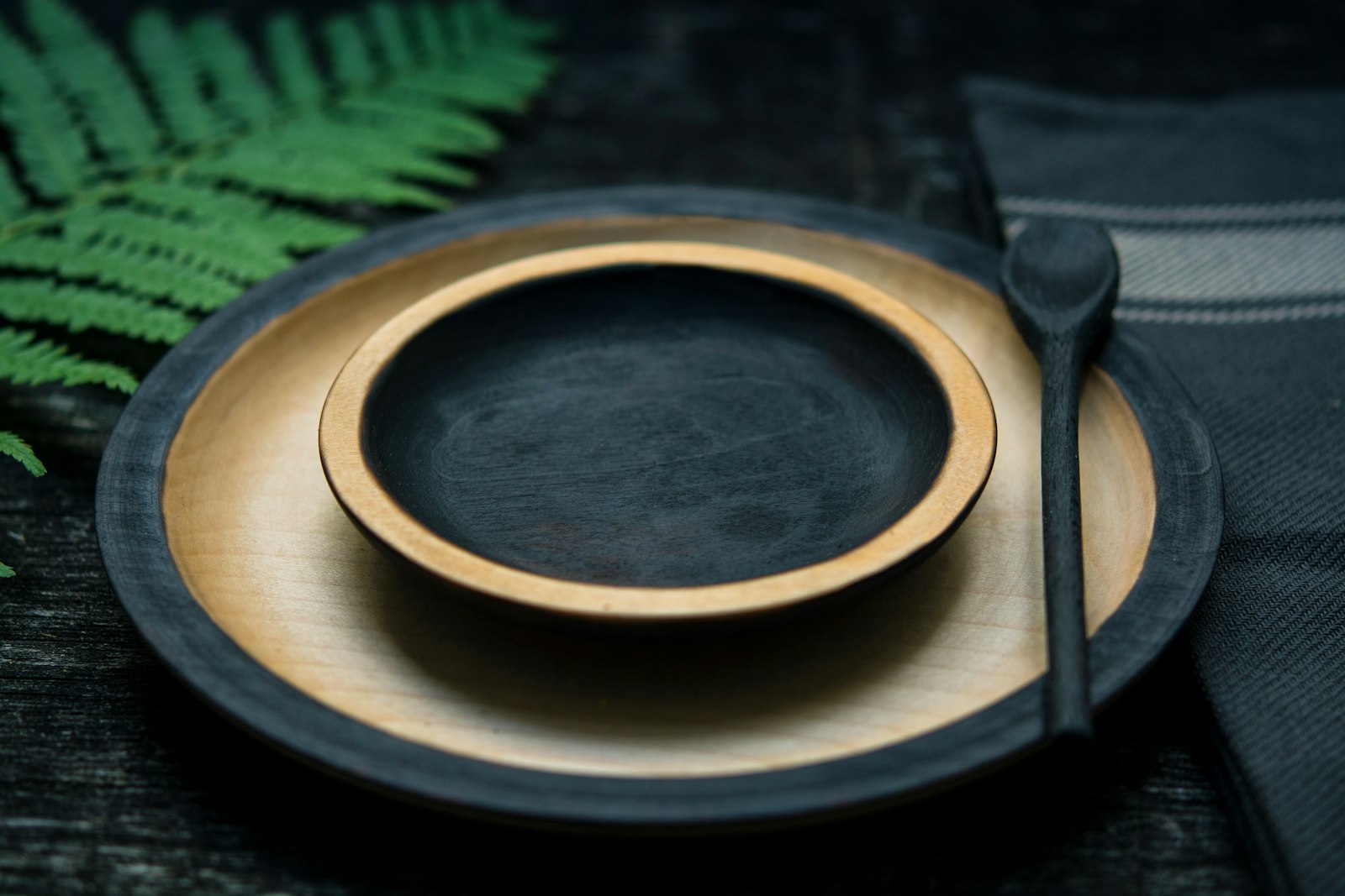 Nikon D7100 + Nikon AF-S Micro-Nikkor 60mm F2.8G ED sample photo. Round black-and-brown wooden plate photography