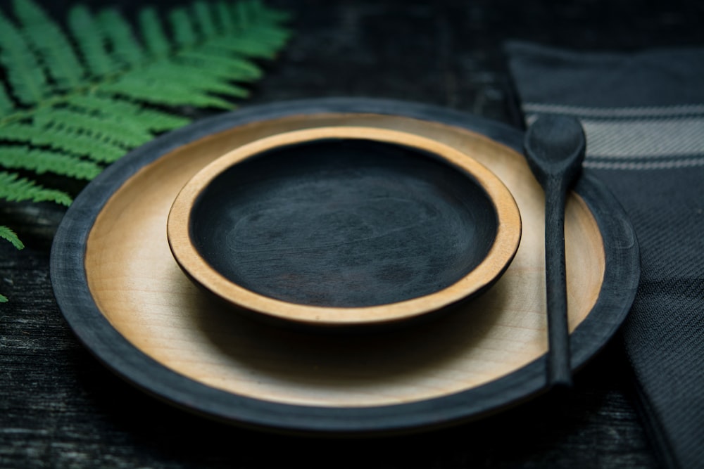 runde schwarz-braune Holzplatte