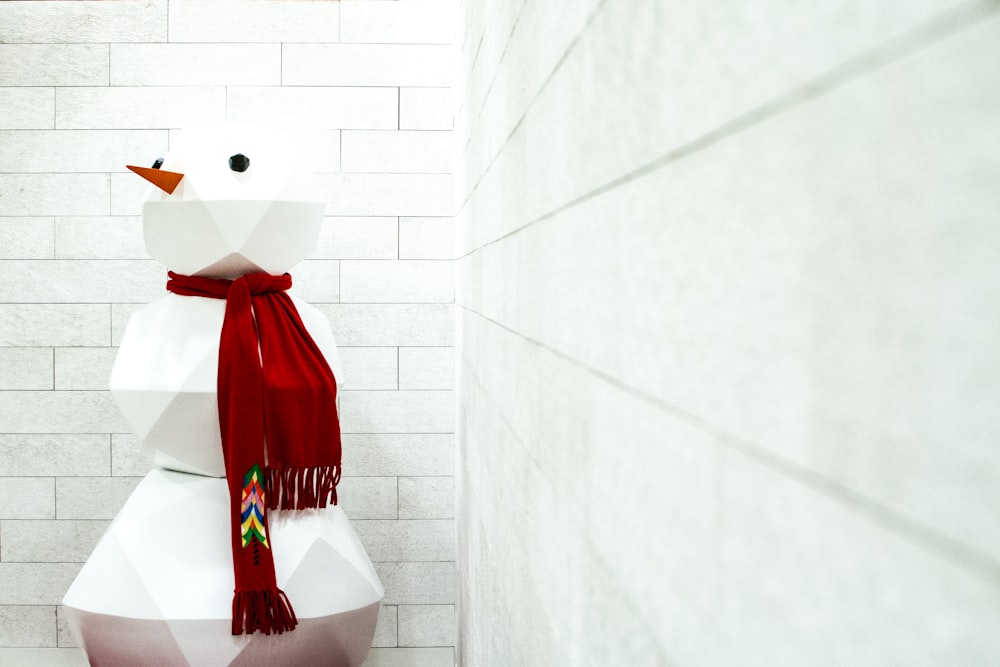 Schneemann Weihnachtsdeko an der Ecke der Wand