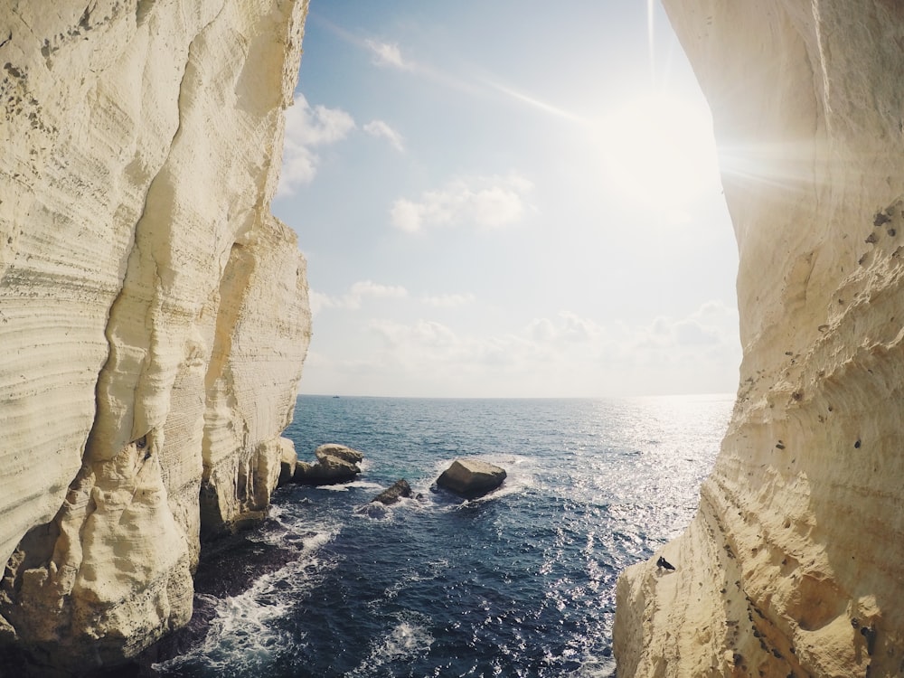 foto di mare e scogli